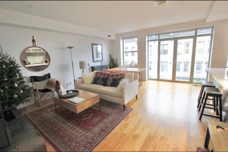 210 S 1st St in Brooklyn, NY - Foto de edificio - Building Photo