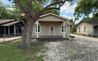 520 W Mayfield Blvd in San Antonio, TX - Building Photo