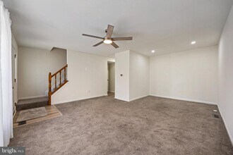 284 Oakwood Village Ct in Glen Burnie, MD - Building Photo - Building Photo