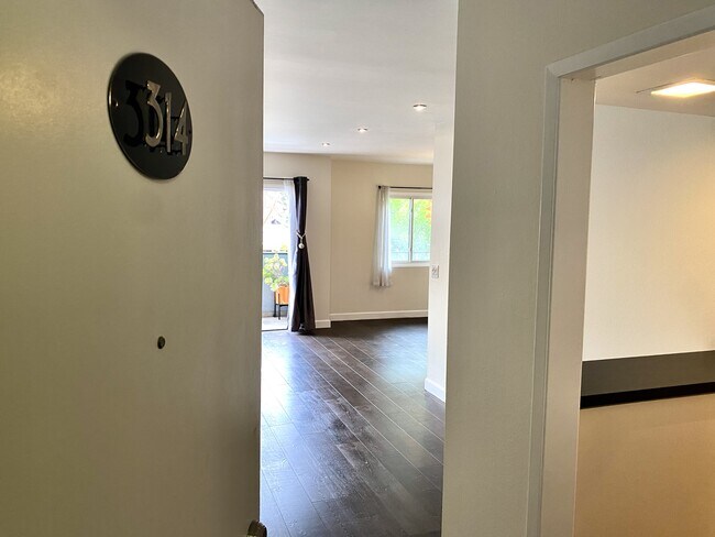 1250 Kings Rd in West Hollywood, CA - Building Photo - Building Photo