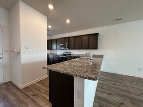 112 Cactus Crk Trl in Newark, TX - Foto de edificio - Building Photo