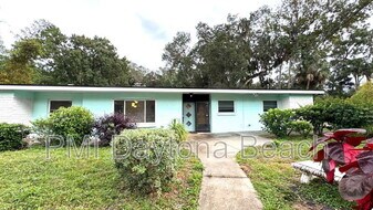 1055 4th St in Daytona Beach, FL - Building Photo