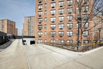 Argentine Tower in Corona, NY - Foto de edificio - Building Photo