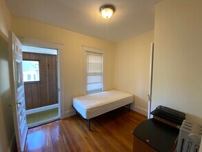 43 Teele Ave, Unit 2 in Somerville, MA - Foto de edificio - Building Photo