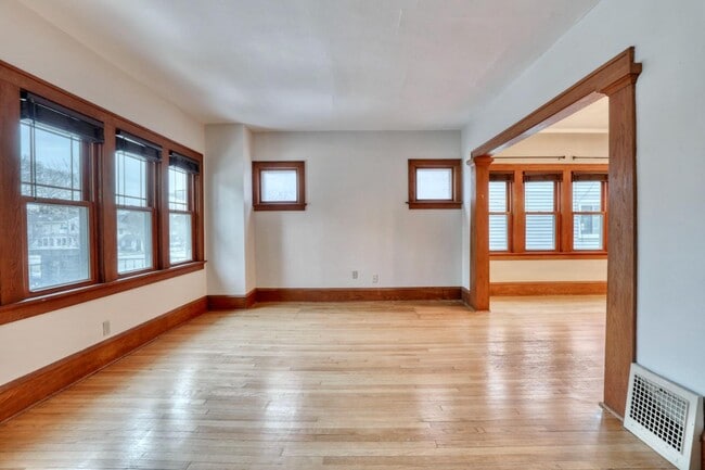 5113 W Wisconsin Ave in Milwaukee, WI - Building Photo - Building Photo