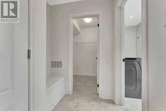 1404 Courtleigh Trl in Oakville, ON - Building Photo - Building Photo