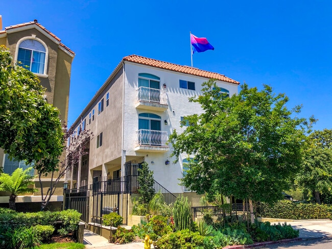 2027 Beloit Ave, Unit 105 in Los Angeles, CA - Foto de edificio - Building Photo