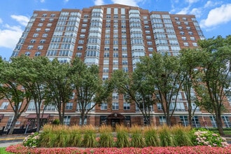 250 E Harbortown Dr in Detroit, MI - Building Photo - Building Photo