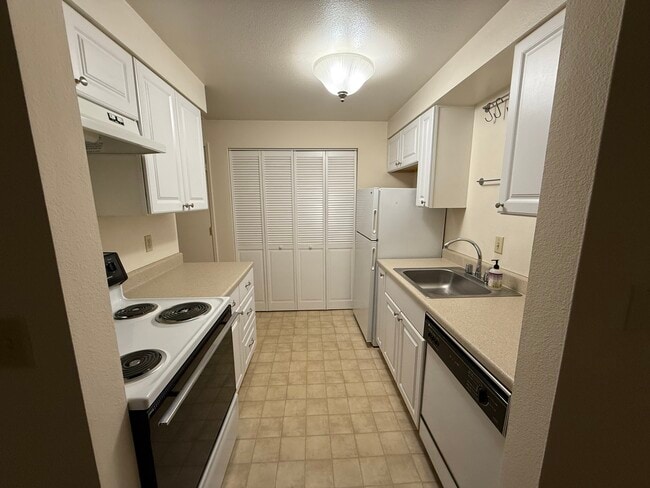 19670 NW Pondosa Ct in Portland, OR - Foto de edificio - Building Photo