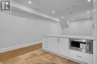 2579 Yonge St in Toronto, ON - Building Photo - Building Photo