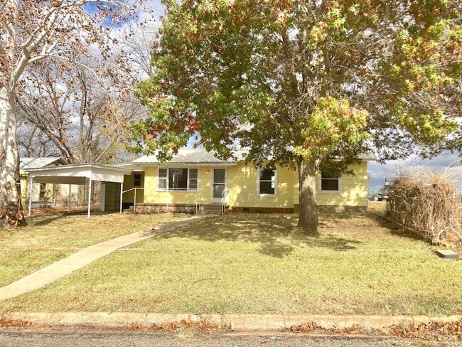 property at 703 W Ollie St