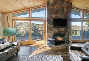 22139 Alta Dr in Topanga, CA - Building Photo