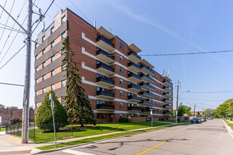 Fairfield Towers in Toronto, ON - Building Photo - Building Photo