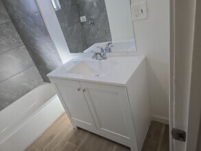 121 S Regal St in Bakersfield, CA - Building Photo - Building Photo