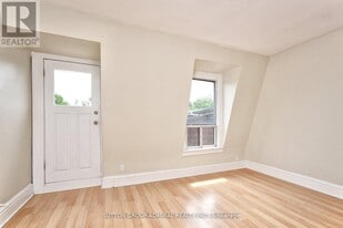 1932 Queen St E in Toronto, ON - Building Photo