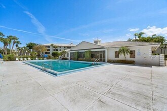 3710 Whitehall Dr, Unit 203 in West Palm Beach, FL - Foto de edificio - Building Photo