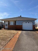 19 Tivoli St in Toms River, NJ - Building Photo