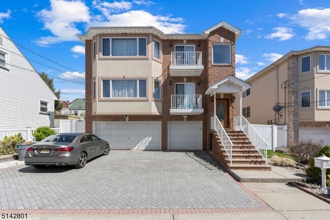 85 Devon Terrace in Kearny, NJ - Building Photo - Building Photo
