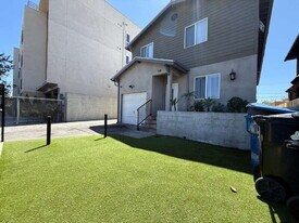 114 W 50th St in Los Angeles, CA - Building Photo