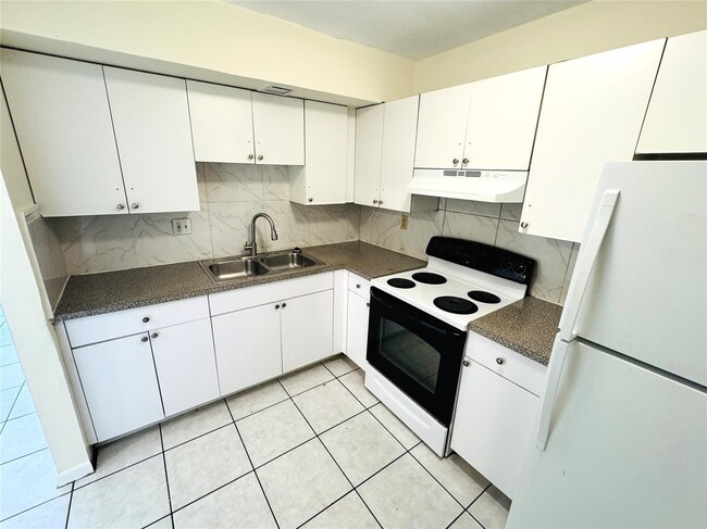 3700 NW 21st St, Unit 205 in Lauderdale Lakes, FL - Building Photo - Building Photo