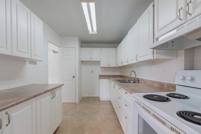 Lenworth Towers in Mississauga, ON - Building Photo - Interior Photo