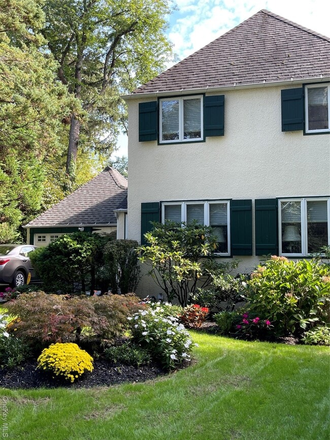 64 Maple Dr in Great Neck, NY - Building Photo - Building Photo