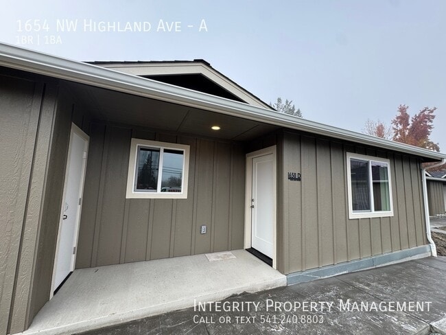 1654 NW Highland Ave in Grants Pass, OR - Building Photo - Building Photo