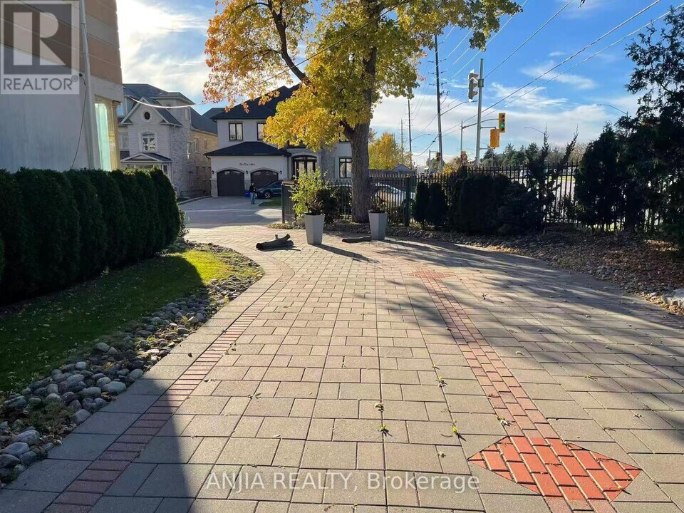 83 Elm Ave in Richmond Hill, ON - Building Photo