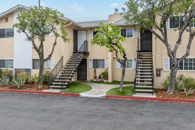The Olive Tree Apartments in Santee, CA - Foto de edificio - Building Photo
