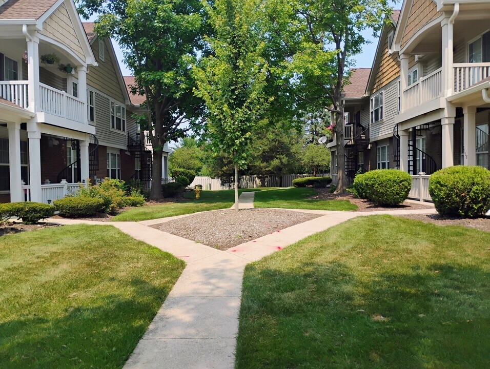 1128 Georgetown Way in Vernon Hills, IL - Building Photo