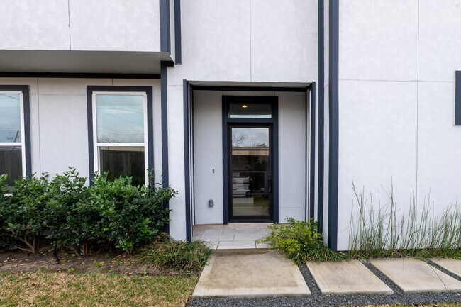 1318 Reinerman St in Houston, TX - Building Photo - Building Photo