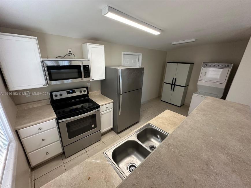 32 NE 169th St in North Miami Beach, FL - Building Photo