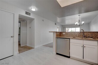 8070 W Russell Rd in Las Vegas, NV - Building Photo - Building Photo