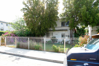 230 E Cedar Ave in Burbank, CA - Building Photo - Building Photo