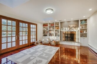 1041 Glen Cove Ave in Roslyn, NY - Building Photo - Building Photo