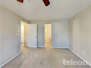 5043 Stone Trace in Stone Mountain, GA - Foto de edificio - Building Photo