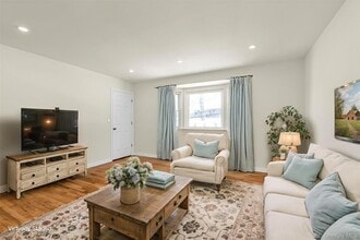 153 Vernon Valley Rd in East Northport, NY - Building Photo - Building Photo