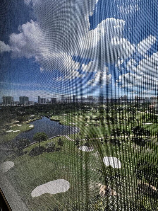 20379 W Country Club Dr in Aventura, FL - Building Photo