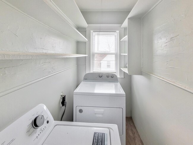 33 Juniper St, Unit 1 in Boston, MA - Foto de edificio - Building Photo