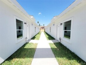 2202 S Sports Dr, Unit 3 in Pharr, TX - Building Photo - Building Photo