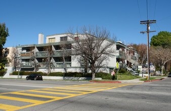 Laurelwood Apartments in North Hollywood, CA - Building Photo - Building Photo