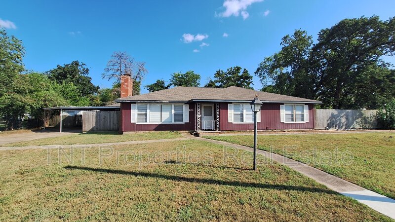 201 Elm Ave in Bryan, TX - Building Photo