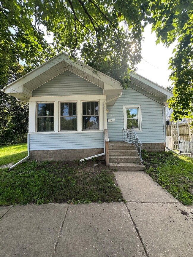 property at 1253 Evergreen Ave