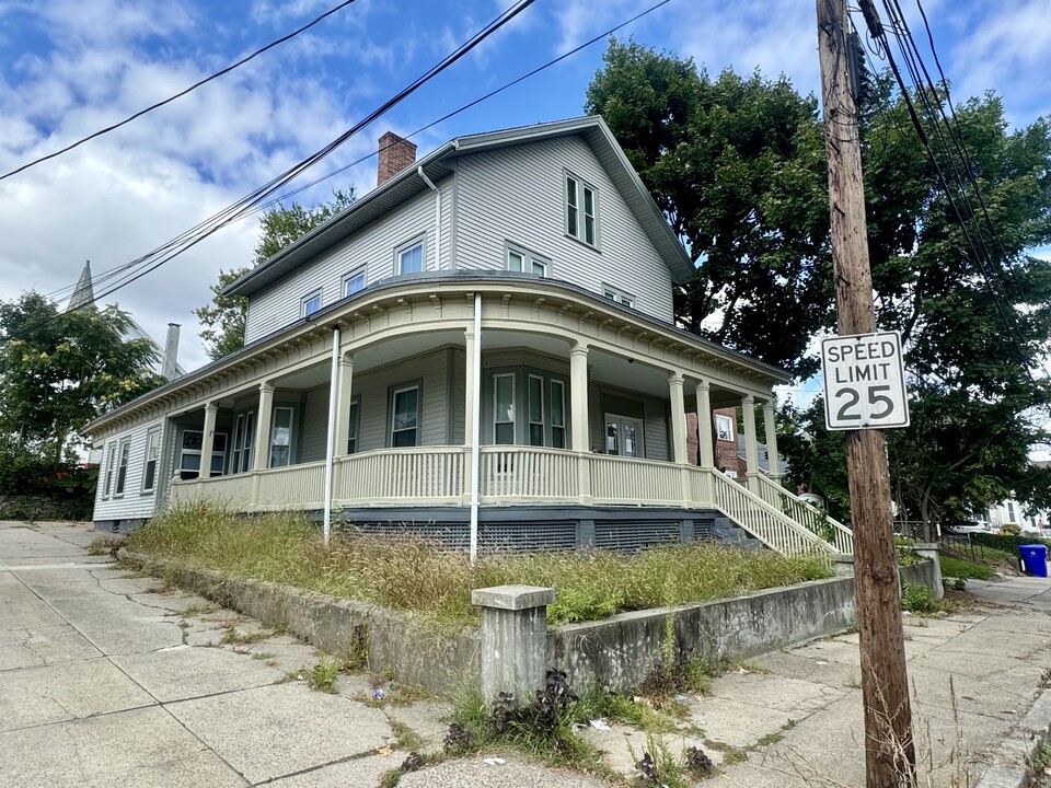 20 Pine St, Unit 2 in Pawtucket, RI - Building Photo