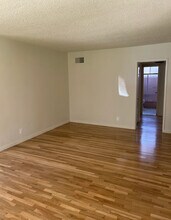 14308 Dickens St in Sherman Oaks, CA - Foto de edificio - Building Photo