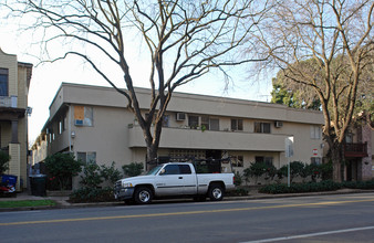 Camellia Manor Apartments in Sacramento, CA - Foto de edificio - Building Photo