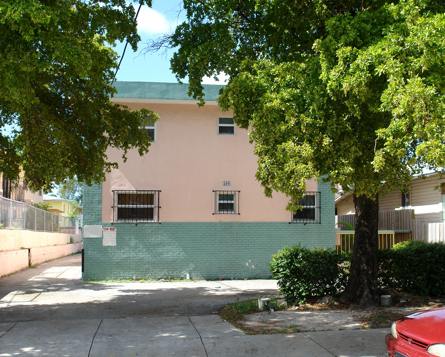 560 SW 2nd St in Miami, FL - Building Photo