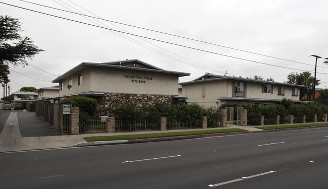 Valley View Villas in Buena Park, CA - Building Photo - Building Photo