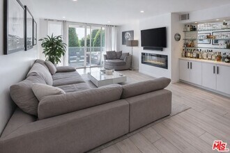 8535 W Knl Dr in West Hollywood, CA - Foto de edificio - Building Photo