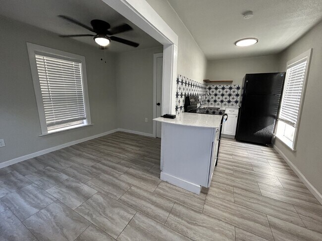 407 E Locust St, Unit Unit 9 in San Antonio, TX - Building Photo - Building Photo